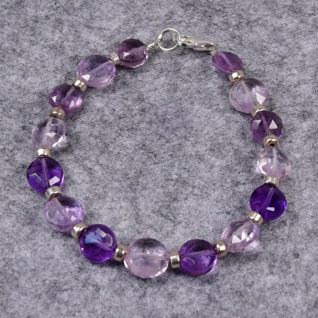 CrystalScents – Amethyst Armband für Eleganz und Leichtigkeit