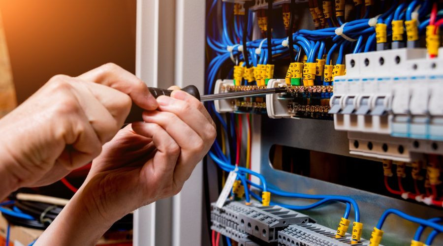 Wie eine regelmäßige Prüfung ortsfester elektrischer Anlagen Kosten spart