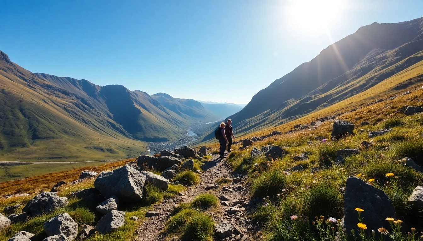Wanderer auf dem Wicklow Way Irland mit atemberaubender Landschaft im Hintergrund
